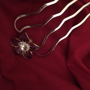 Hair comb with violet snap in jewelry